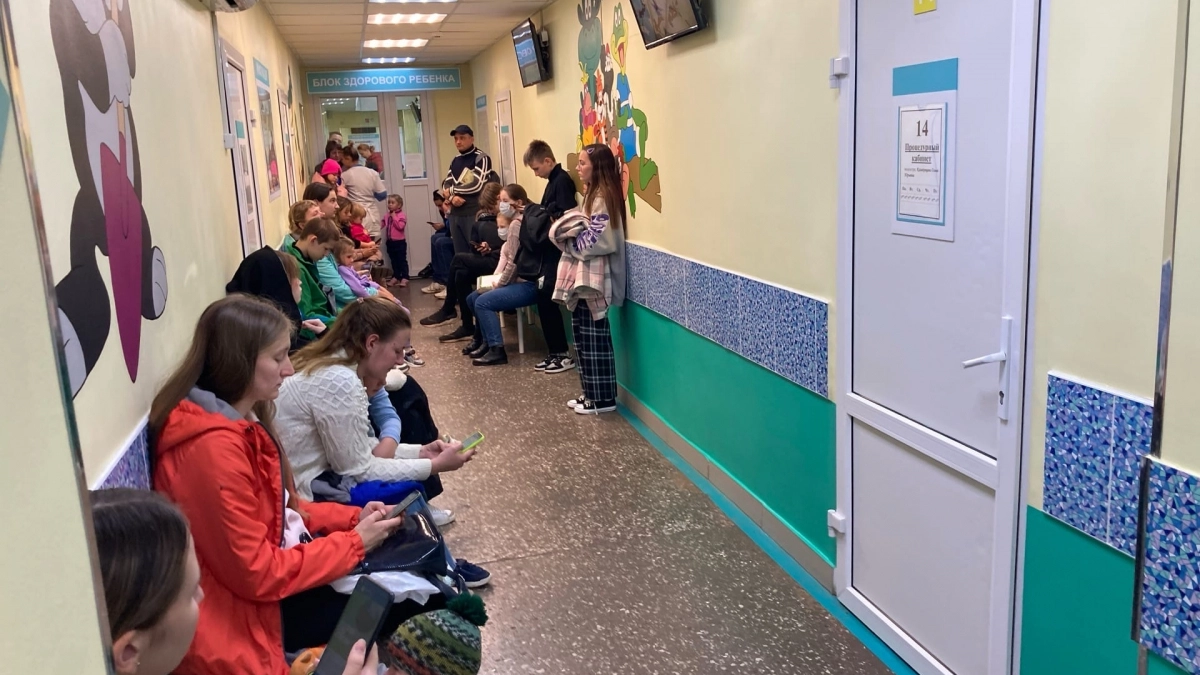 Как вежливо осадить тех, кто лезет в поликлинике без очереди: 7 фраз, которые работают без скандала