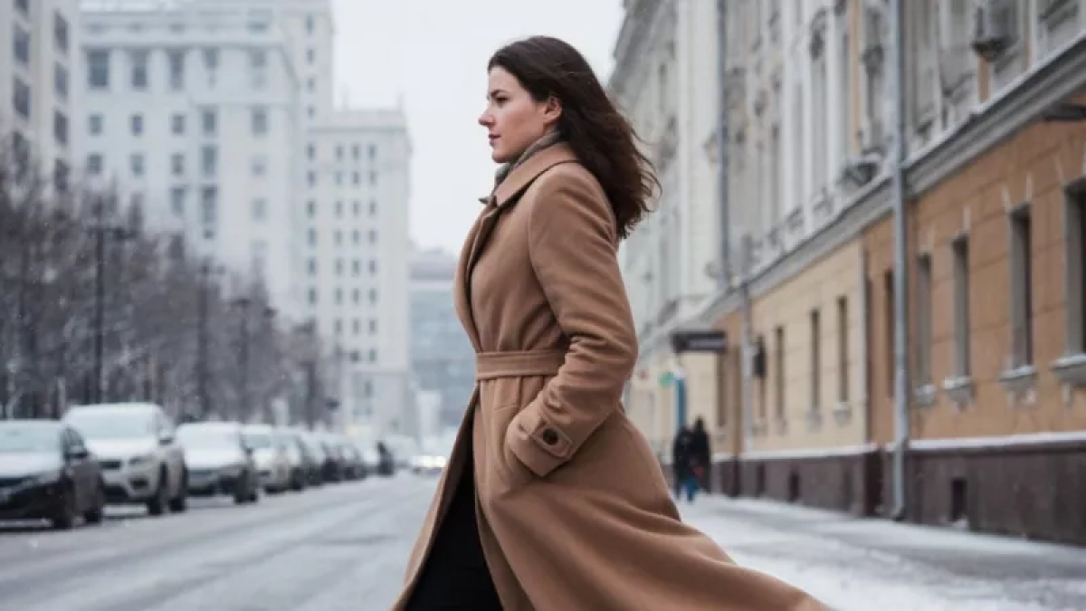Стилисты назвали пальто, которые выдают богатство, и те, что выдают безвкусицу — тренды весны 2026