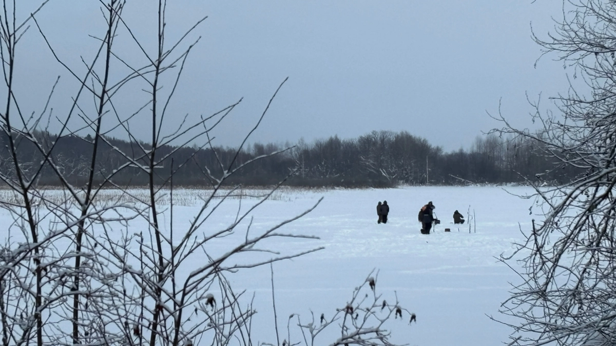 Под Котельничем ищут рыбака на снегоходе, провалившегося под лед реки Вятки