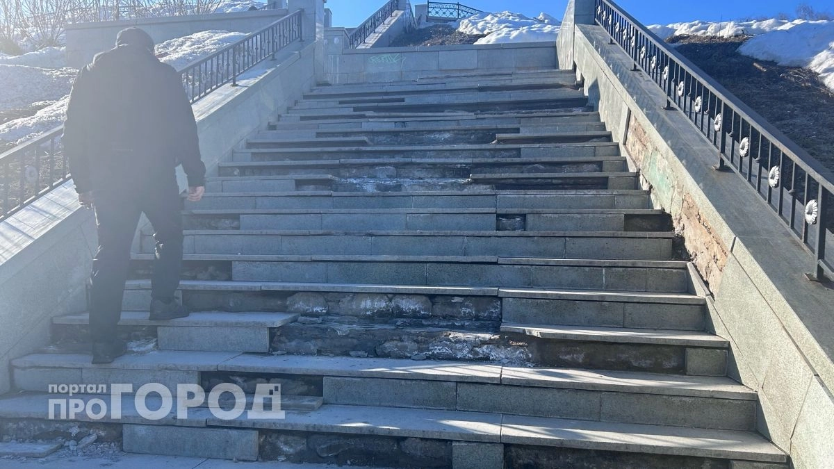 "Гости из Москвы пожали плечами, а мне было стыдно за Киров до слез": горожане о состоянии лестницы на набережной