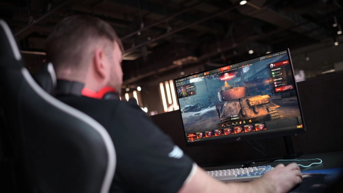 Блогеры и историки сыграли в "Мир танков" в шоу-матч "Ростелекома"