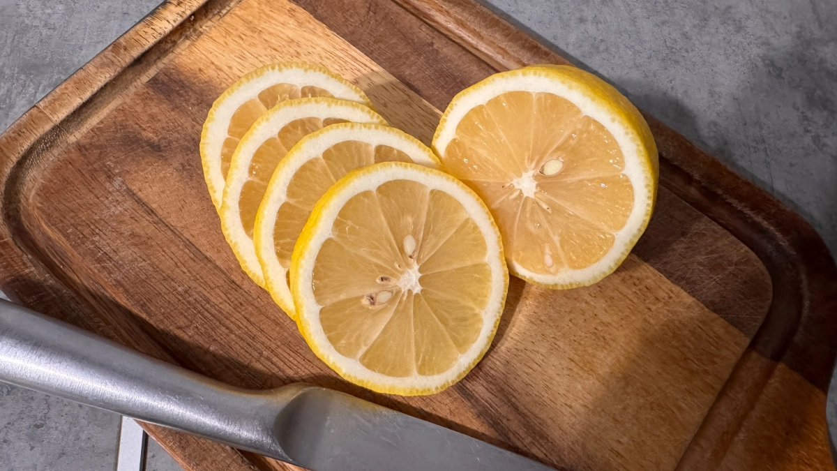 Беру лимонные корки и кладу в соль - весь март не нарадуюсь этой хитрости: гениальный лайфхак для мудрых хозяек