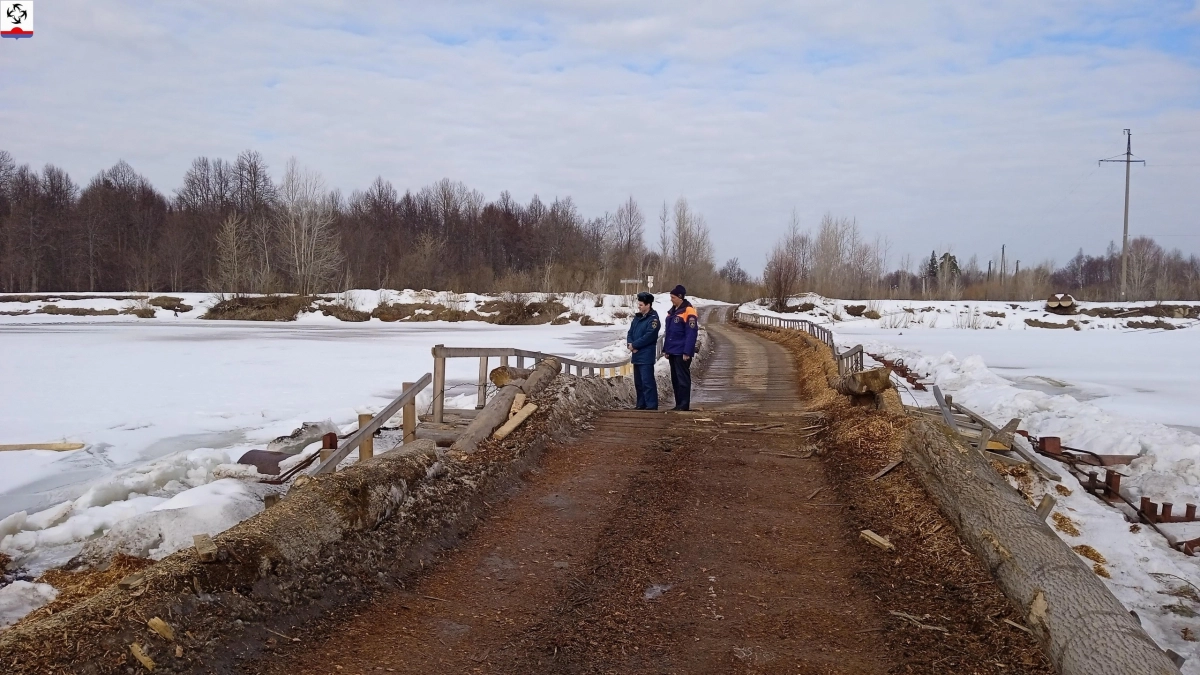Поднявшаяся река отрезала поселок под Кильмезью: движение по мосту перекрывают