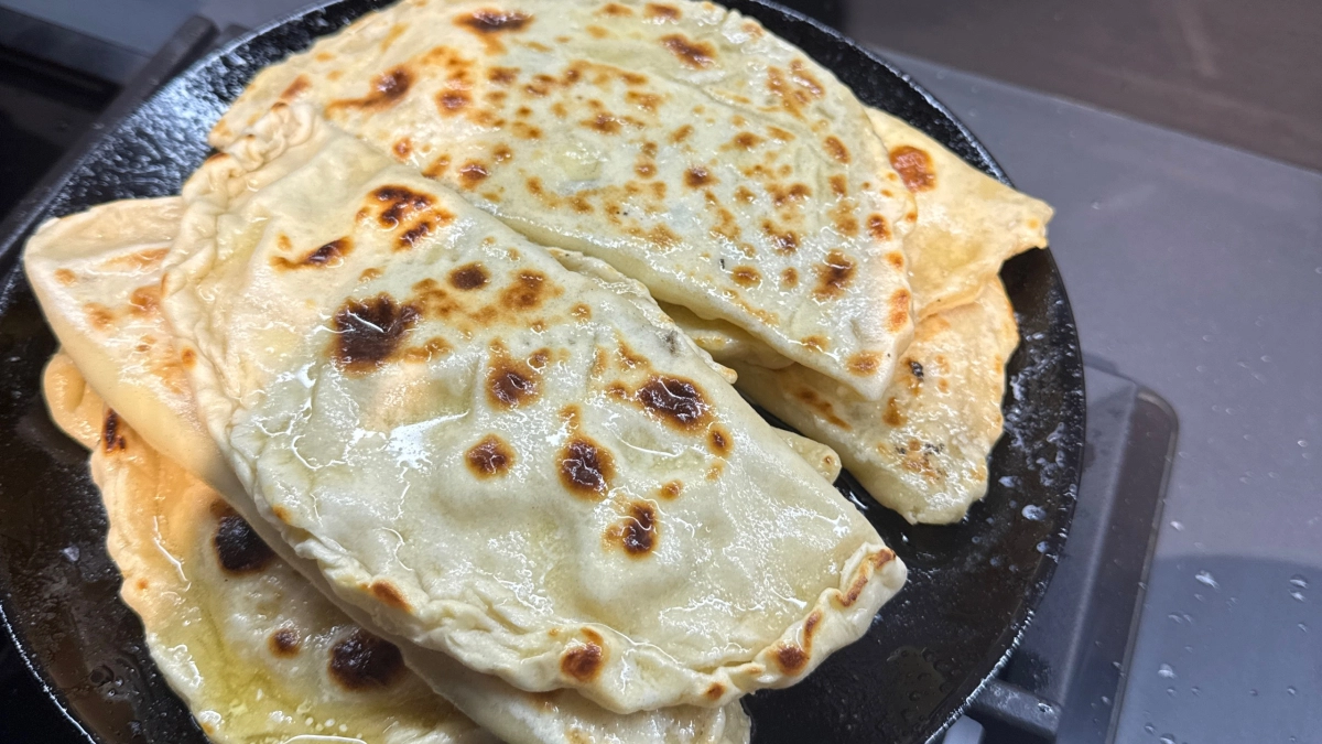 Всего 1 кусочек - и ты уже в Турции: рецепт сочных лепешек с картошкой за 15 минут - очень вкусно