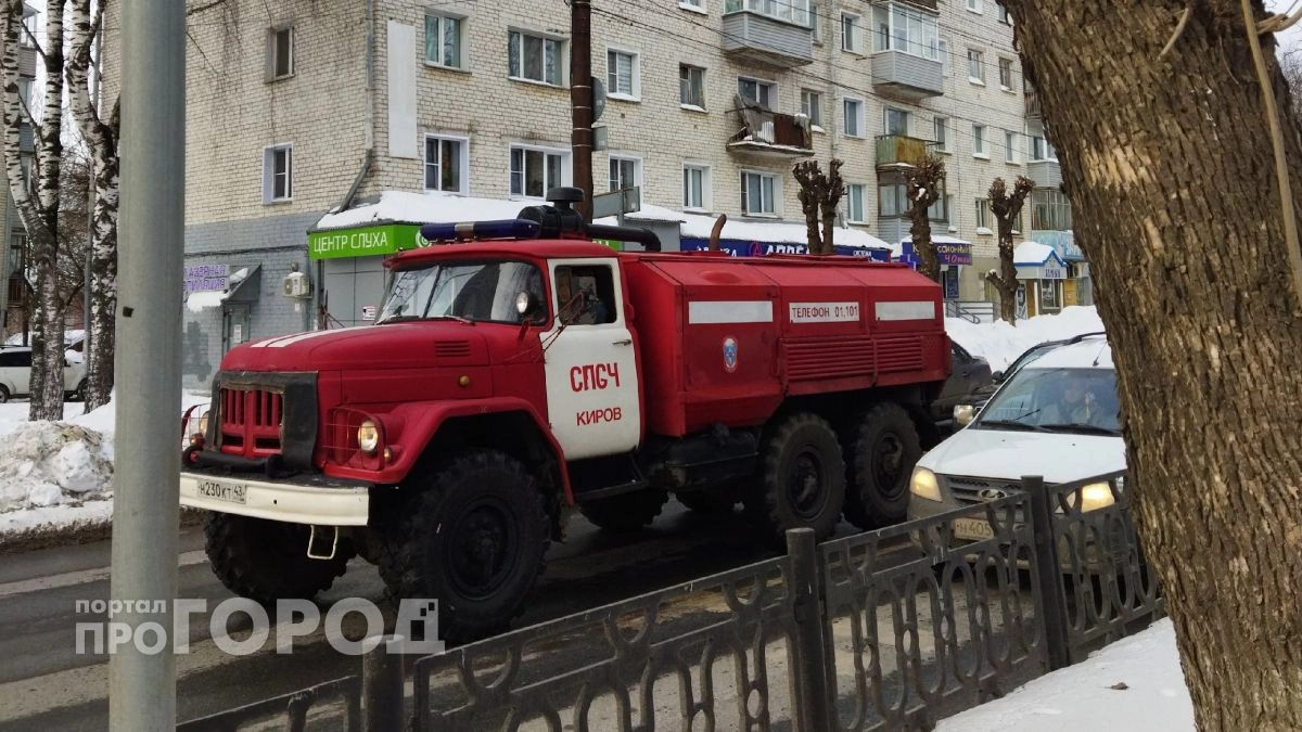 Горящий автомобиль тушили пожарные в Котельниче