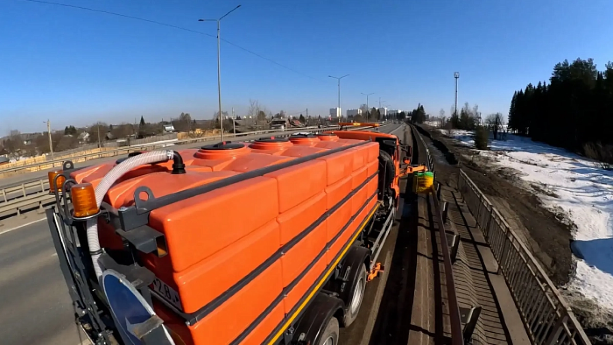 Дороги в Кировской области после зимы приводят в порядок