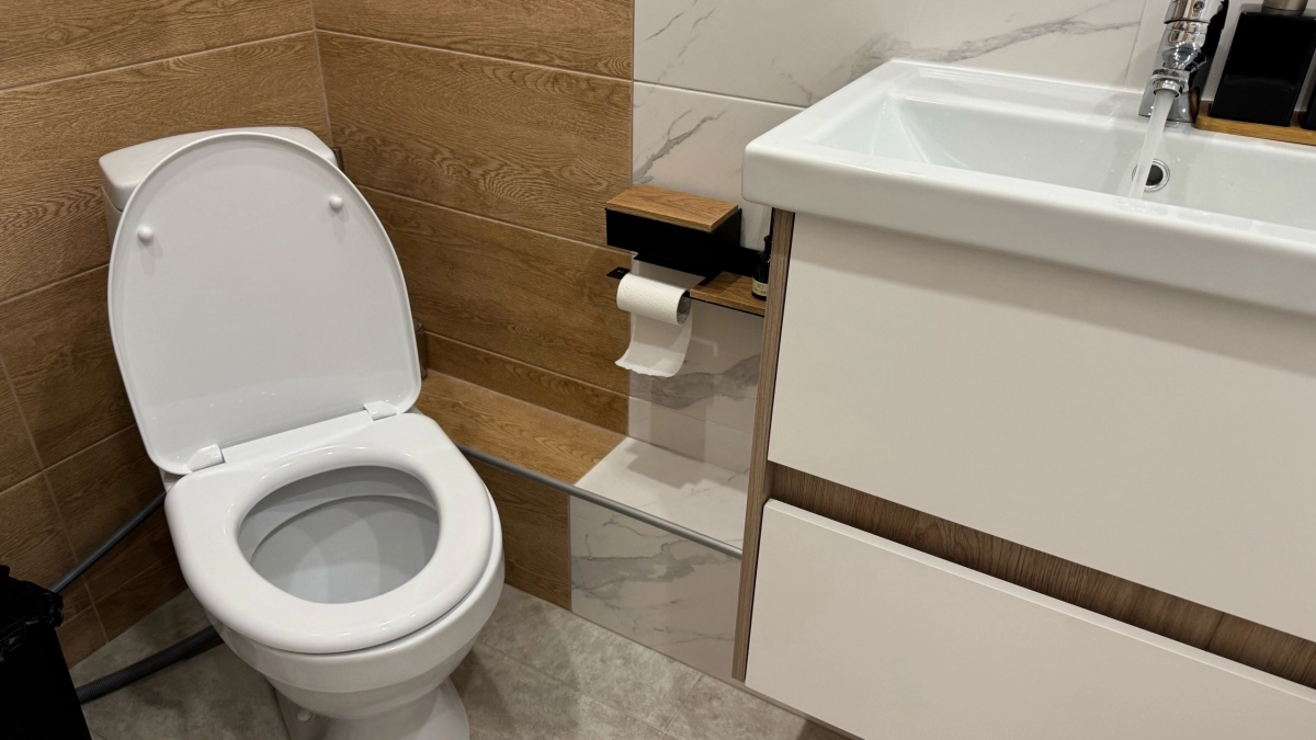 Ложка соли в унитаз: проверяю совет бывшей горничной и смотрю, работает ли метод на деле