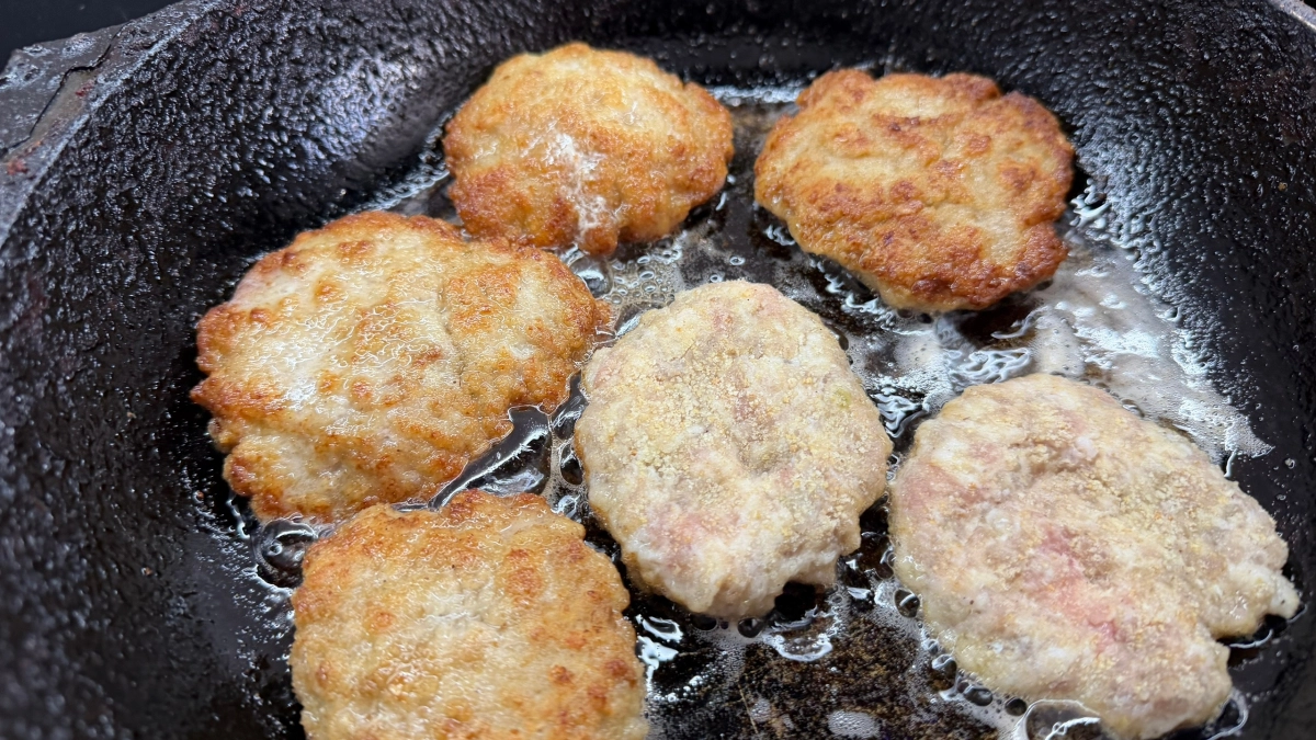 5 яиц - и целая кастрюлька яичных котлет готова - вкуснотища такая, что мясные остаются, а яичные "разлетаются"