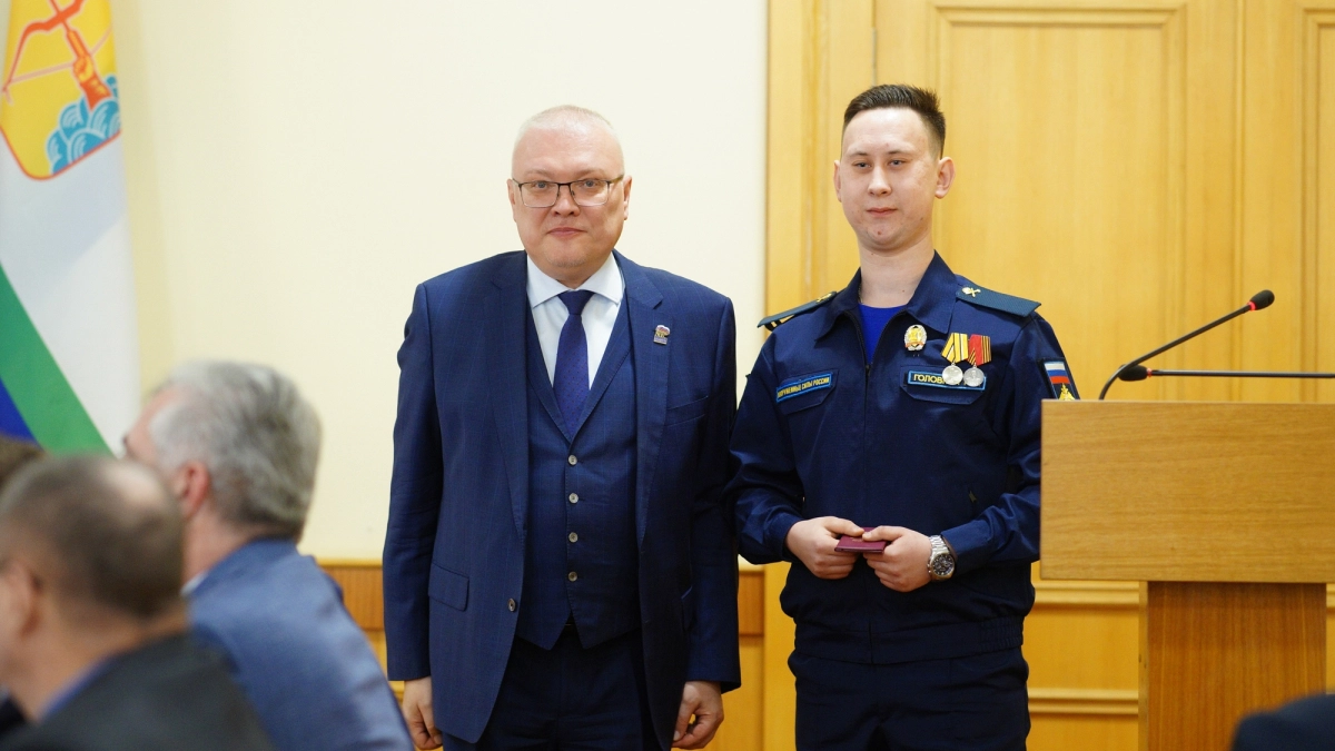 Два отличившихся бойца из Кировской области получили награды из рук губернатора