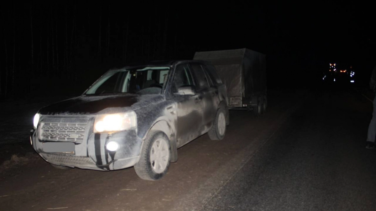 На трассе под Кировом сразу две машины переехали молодую женщину