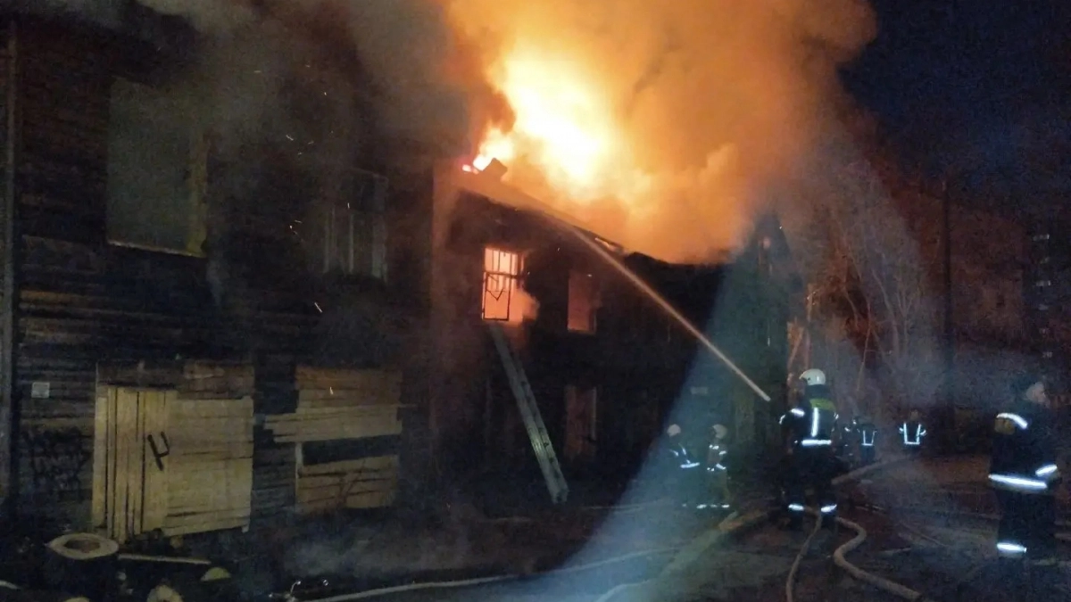 Второй масштабный пожар за одну ночь в центре Кирова мог произойти из-за поджога