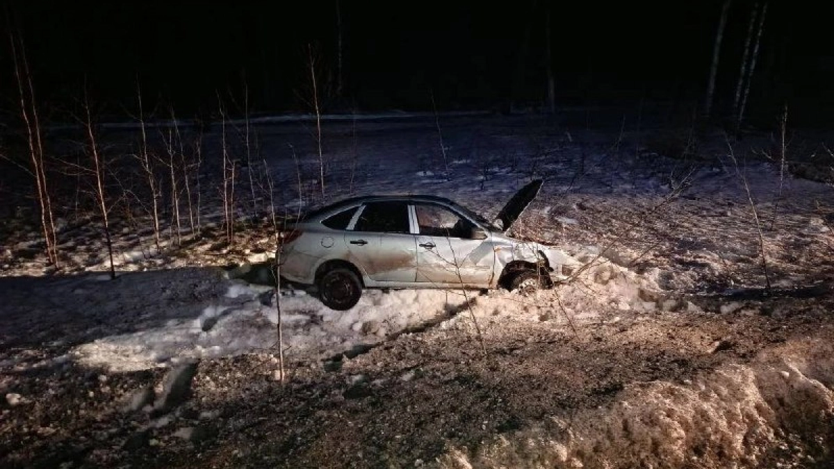 В Оричевском районе легковушка снесла дорожные знаки и опрокинулась в кювет