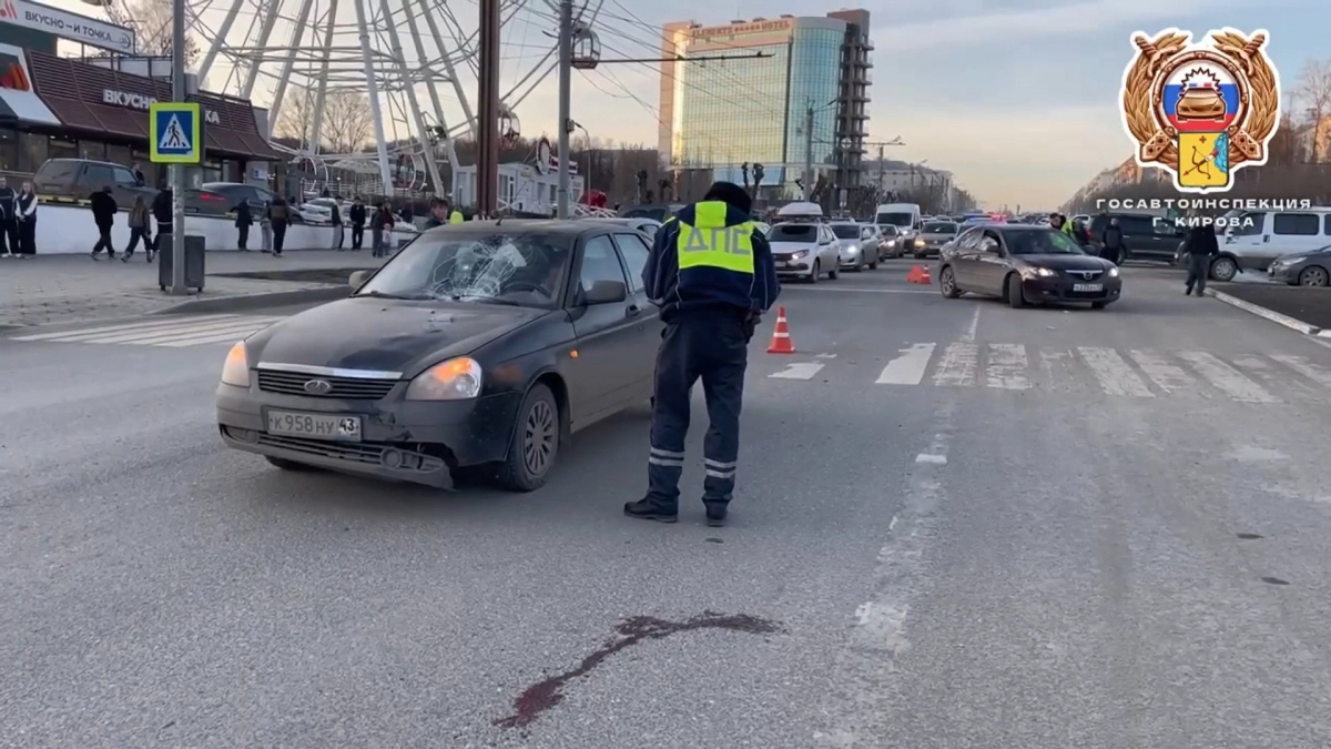 В Кирове на Октябрьском проспекте девушка за рулем Lada Priora сбила мужчину