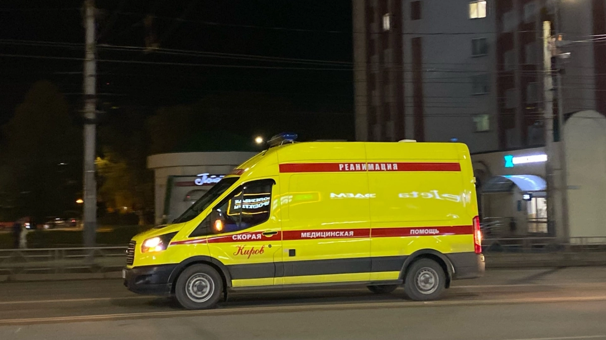 В Кирове работник детсада рухнул с высоты, прижав палец люком