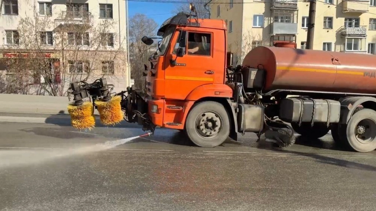 В Кирове дорожники вывели на улицы поливомоечные машины