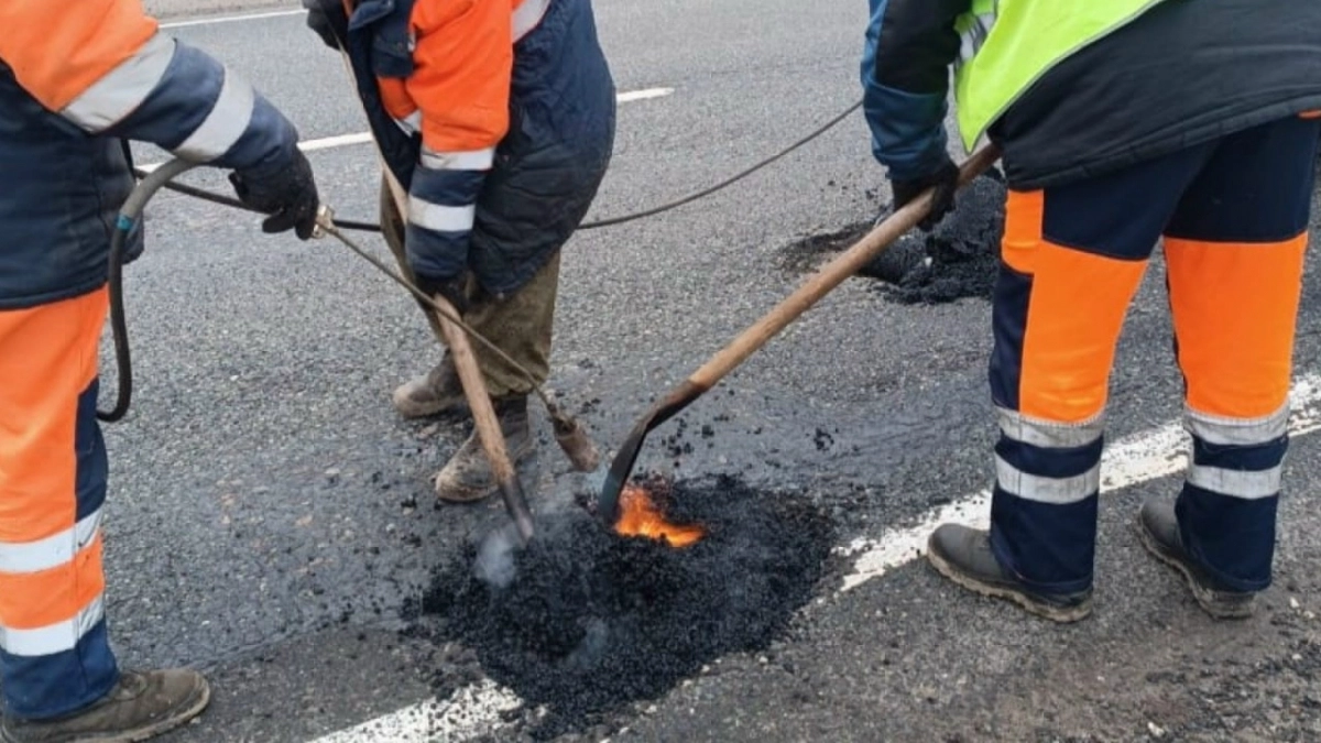 35 тысяч тонн смеси залили в ямы на дорогах Кировской области