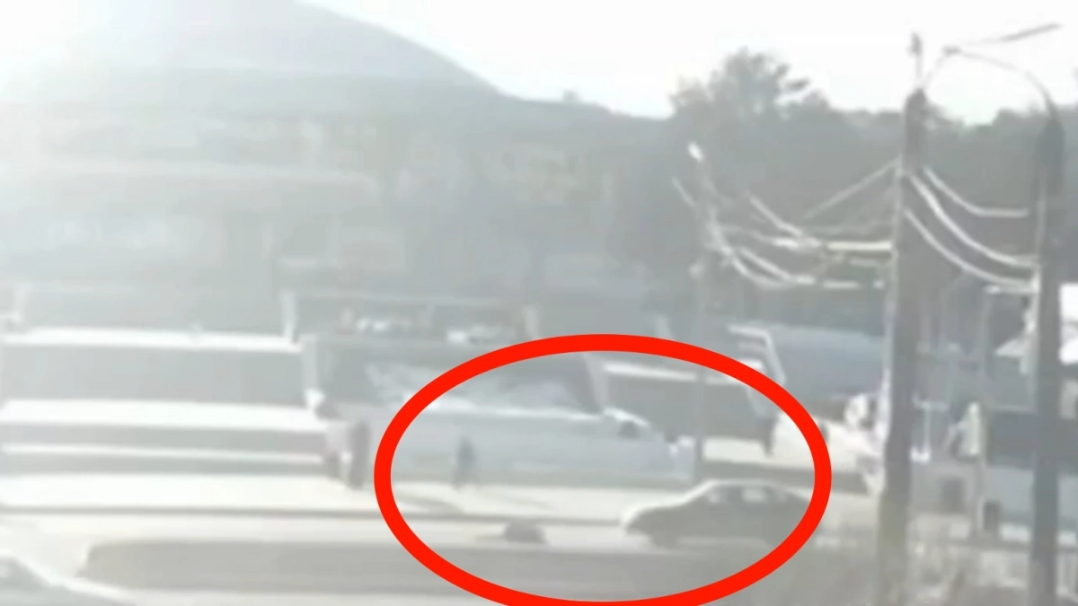 "Мужчина отлетел на несколько метров": момент аварии на Октябрьском проспекте попал на камеры видеонаблюдения