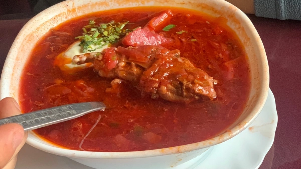 Как сварить настоящий борщ, а не суп со свеклой: рецепт из книги 1952 года. Есть 2 тонкости: от них зависит вкус и рубиновый цвет