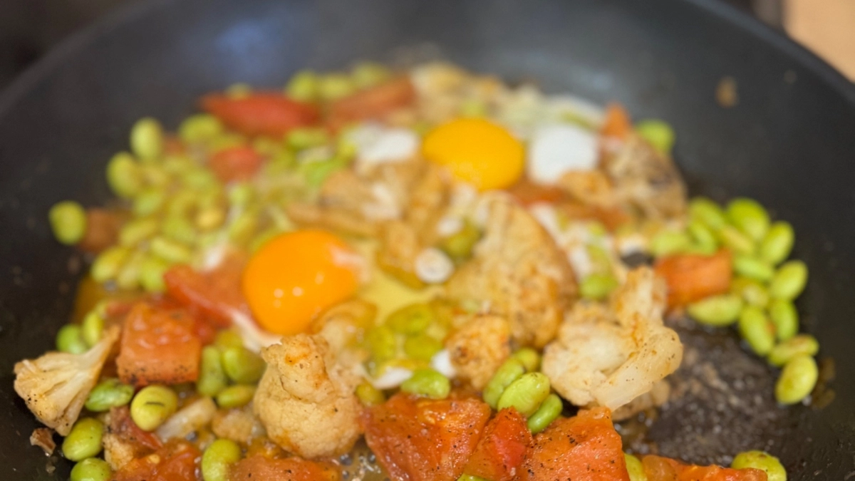 Не растительное масло и не сало: вот на чем жарят яичницу опытные хозяйки - теперь тоже так делаю