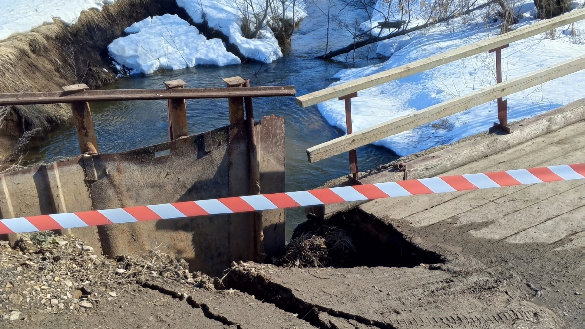 Жители Пижанского района бьют тревогу из-за развалившейся дороги перед мостом