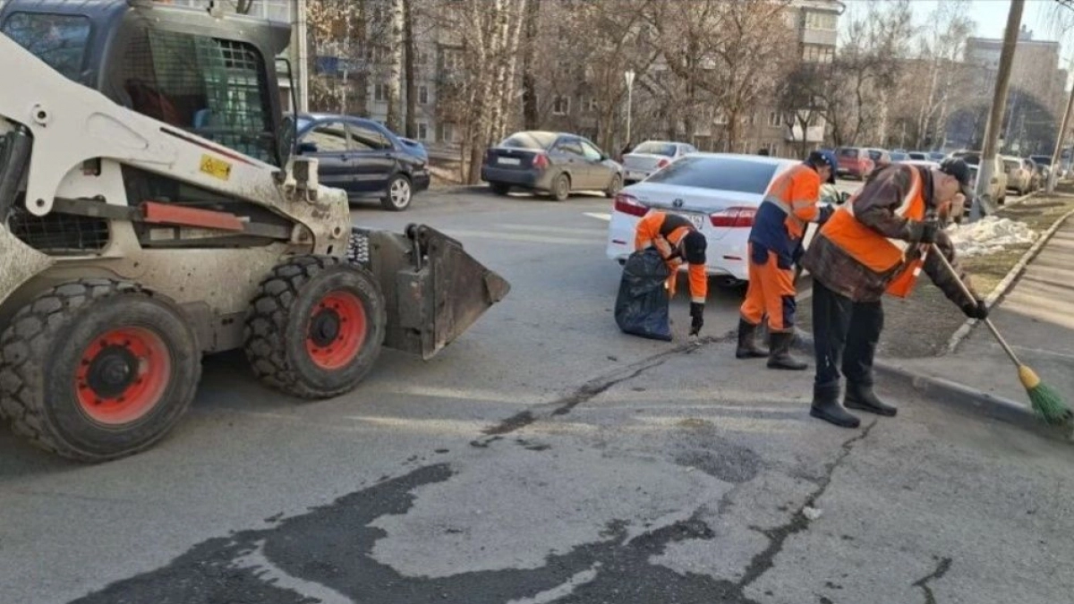 В Кирове избавляются от мраморной крошки, заполонившей город после зимы