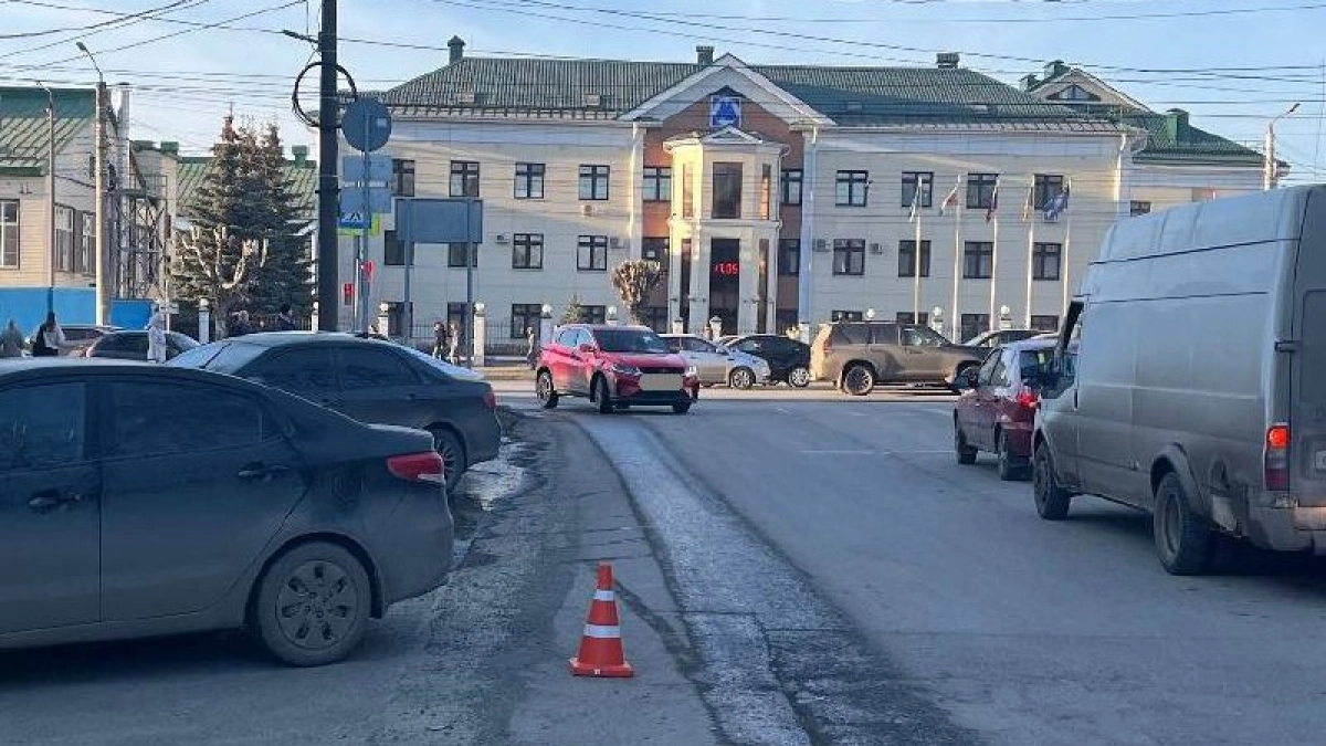 В Кирове водитель китайского авто заставил велосипедиста рухнуть на асфальт