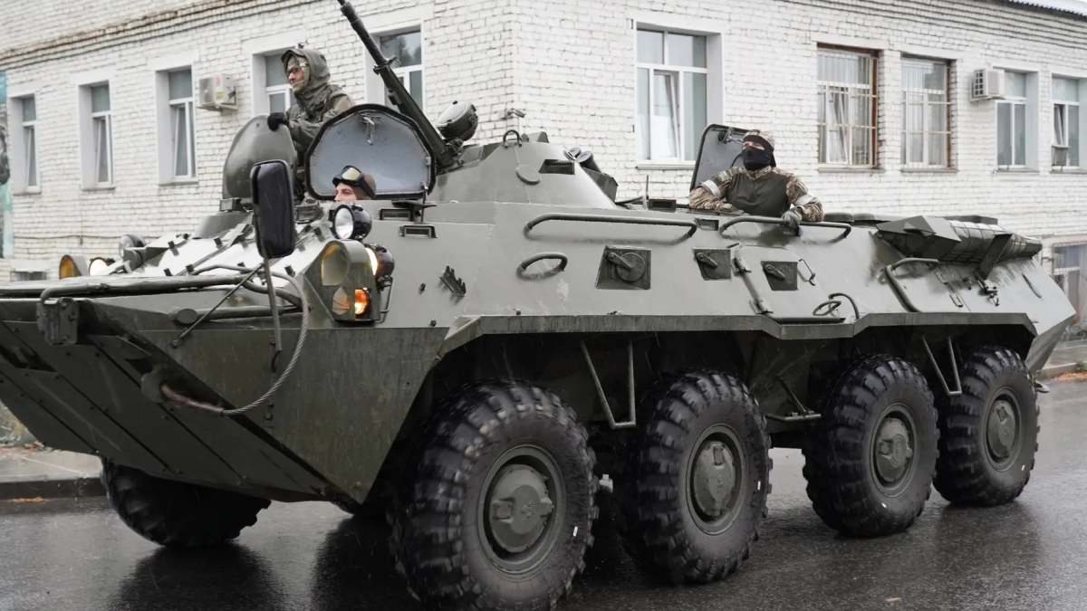 На улицы Кирова вывели БТР из-за условного риска захвата стратегических объектов