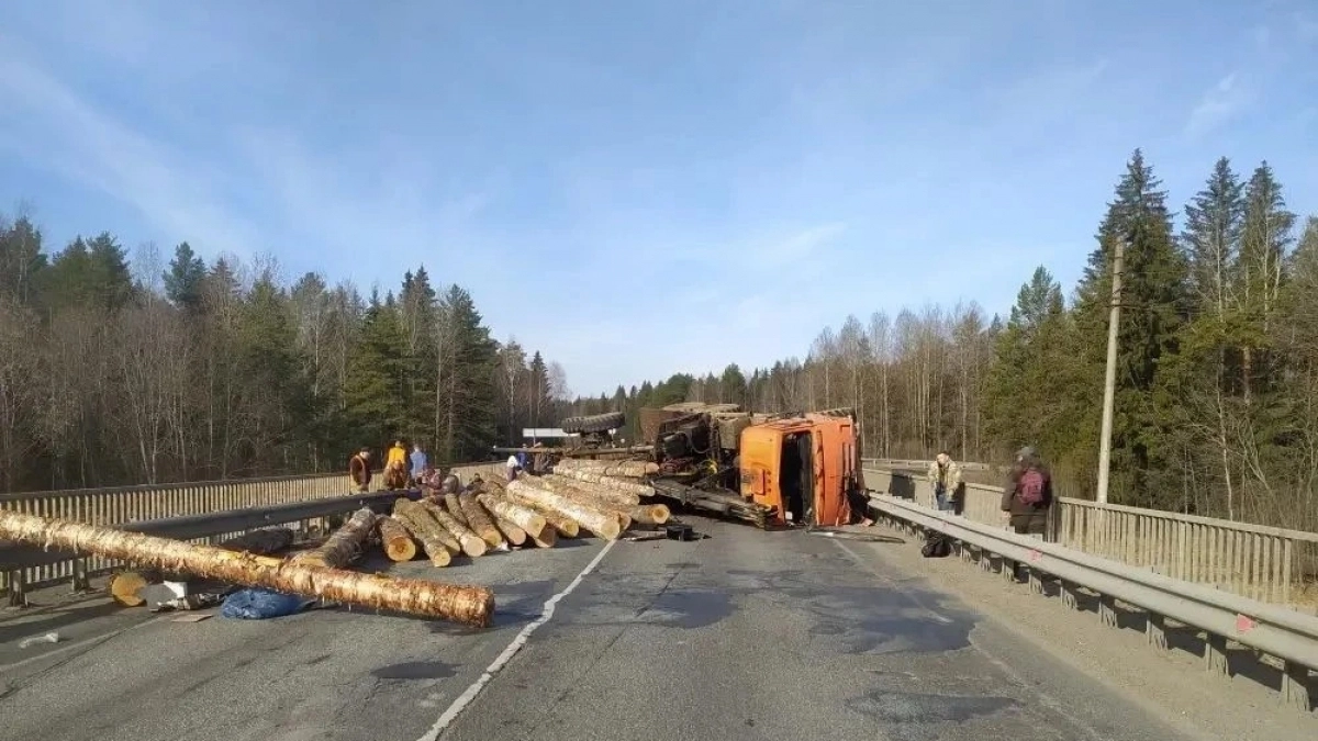 Два дорожника пострадали в аварии с лесовозом на трассе в Слободском районе