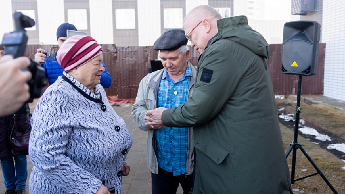 Александр Соколов и Андрей Березин вручили 77 новых квартир кировчанам, переселенным из аварийных домов