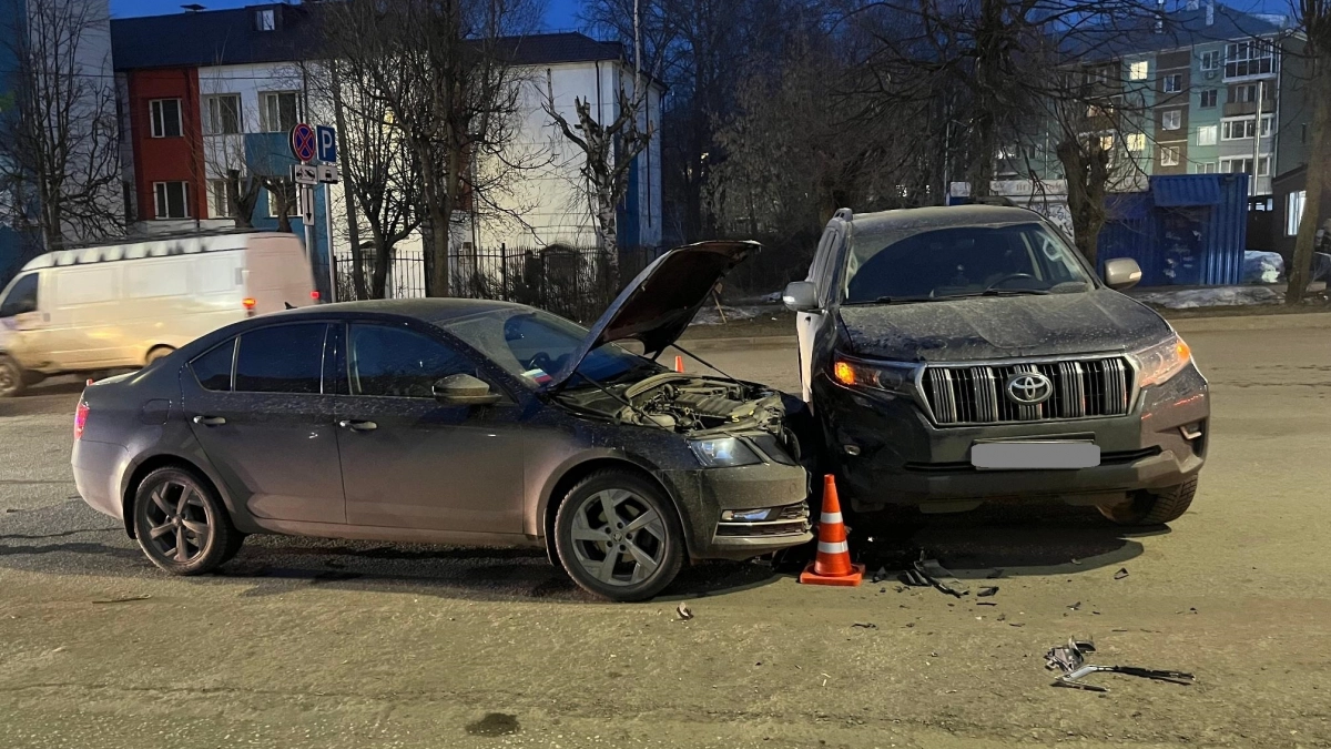 В Кирове ребенок пострадал в жесткой аварии с японским внедорожником