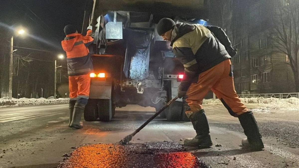 В администрации Кирова пообещали заделать ямы еще на семи участках дорог