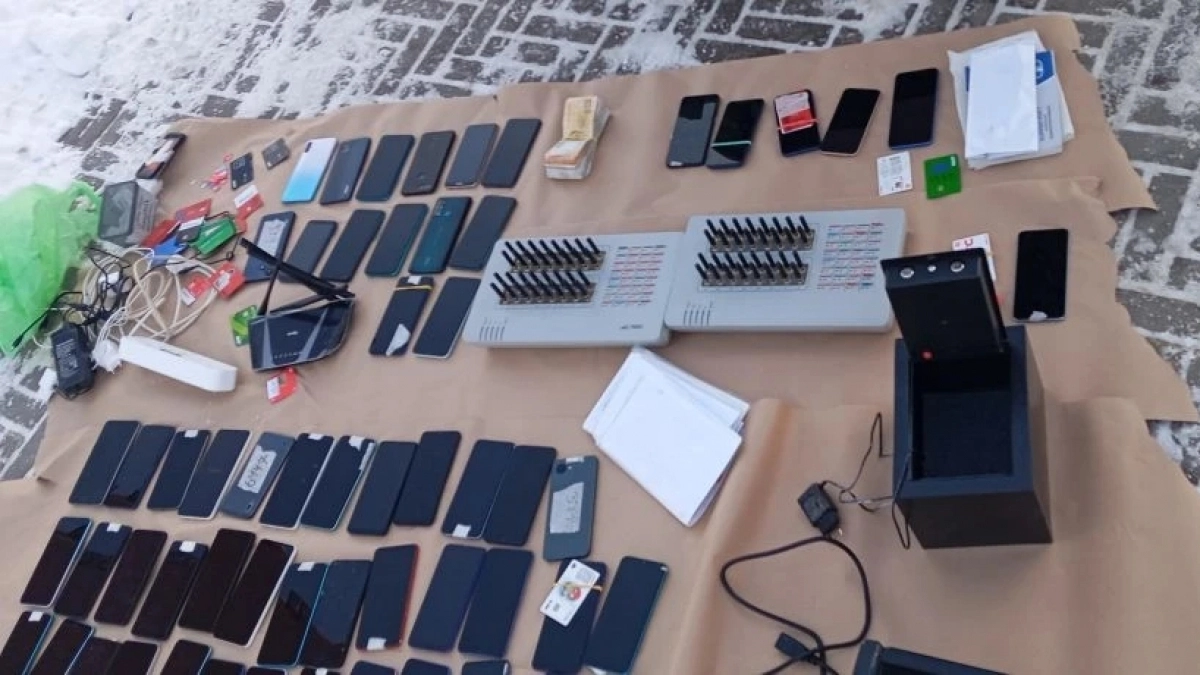 72 телефона и 67 карт: в Кирове киберпреступники создали нелегальные узлы связи