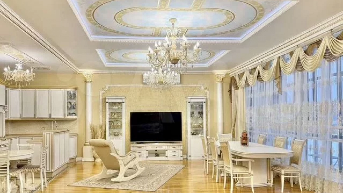 "Винный шкаф, джакузи с хамамом и камин": в Кирове продают 4-комнатную квартиру за 110 миллионов рублей