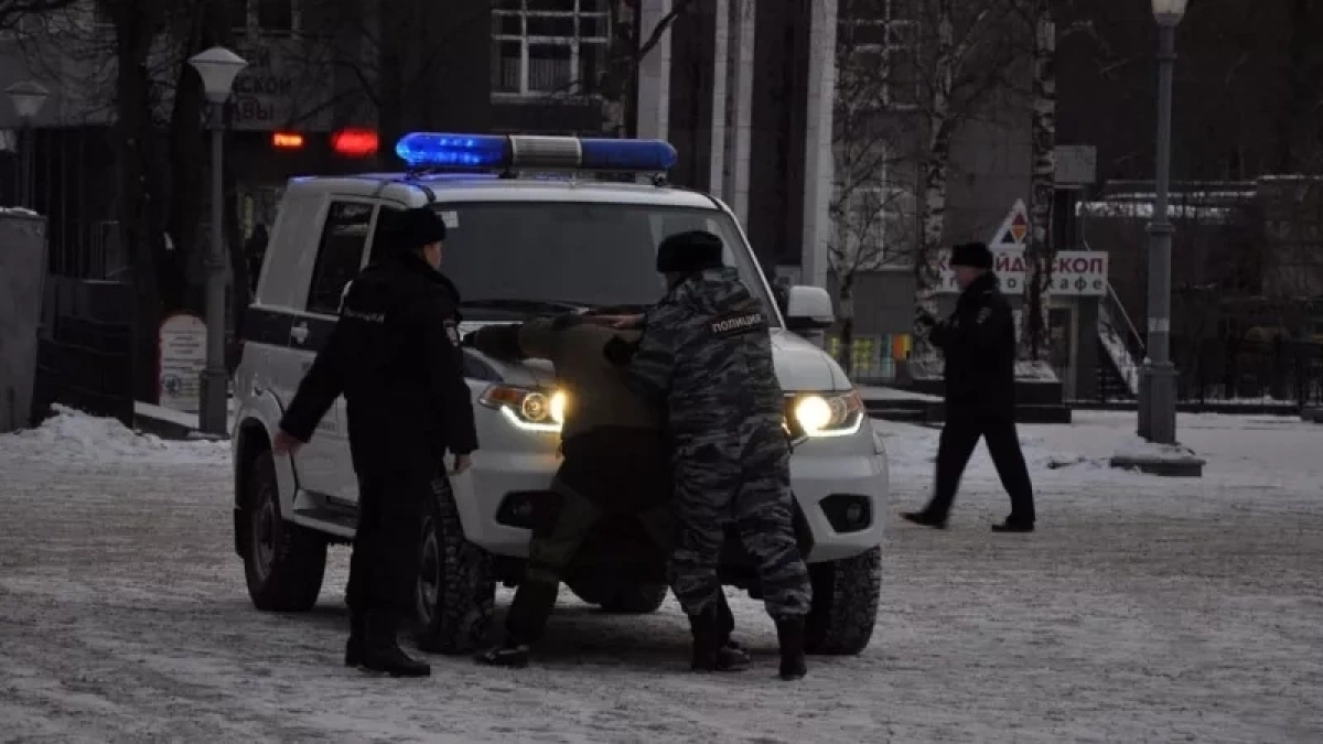 В Кирове росгвардейцы поймали мужчину, находившегося в розыске за 3 преступления