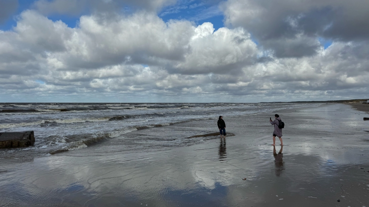В море не зайти, туристы лишь наблюдают с пляжа: Черное море удивило отдыхающих неприятным сюрпризом