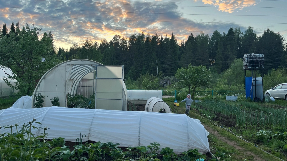 Сделал дорожку из резиновой крошки сам - теперь бегаю без страха упасть и в дождь, и в гололед
