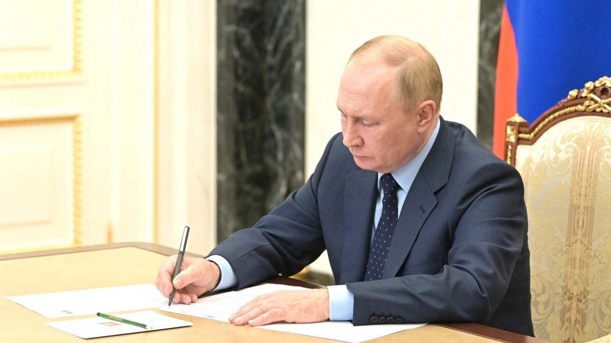 Владимир Путин наградил главу Свечинского округа и четырех кировчан