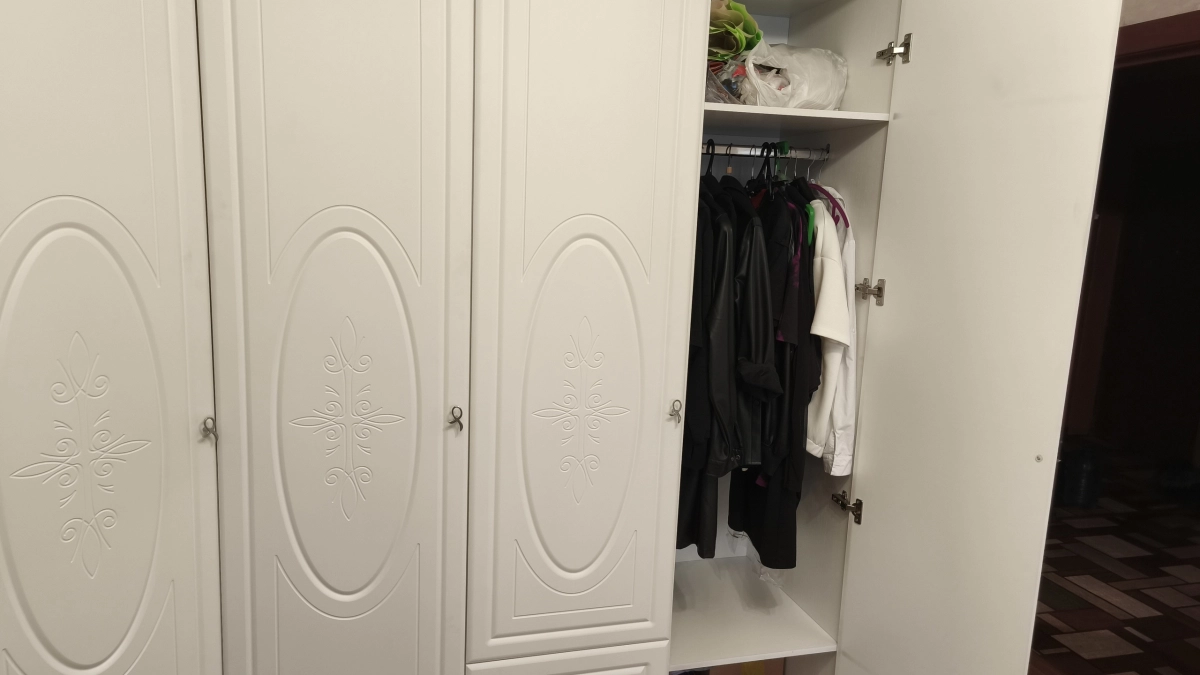 Шкафы-купе больше не в тренде: вот как оформляют зоны хранения сегодня