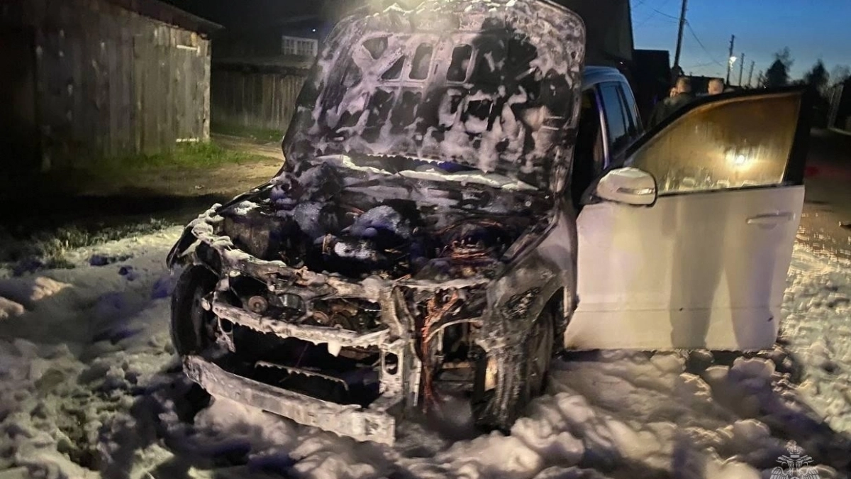 Пожарные тушили вспыхнувшую машину на Советском тракте под Кировом