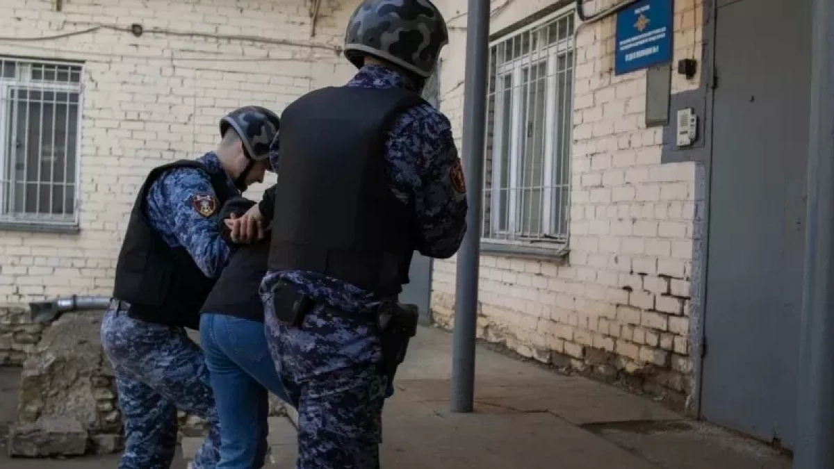 В Кирове прямо в кафе скрутили юношу, находящегося в розыске за угрозу расправой