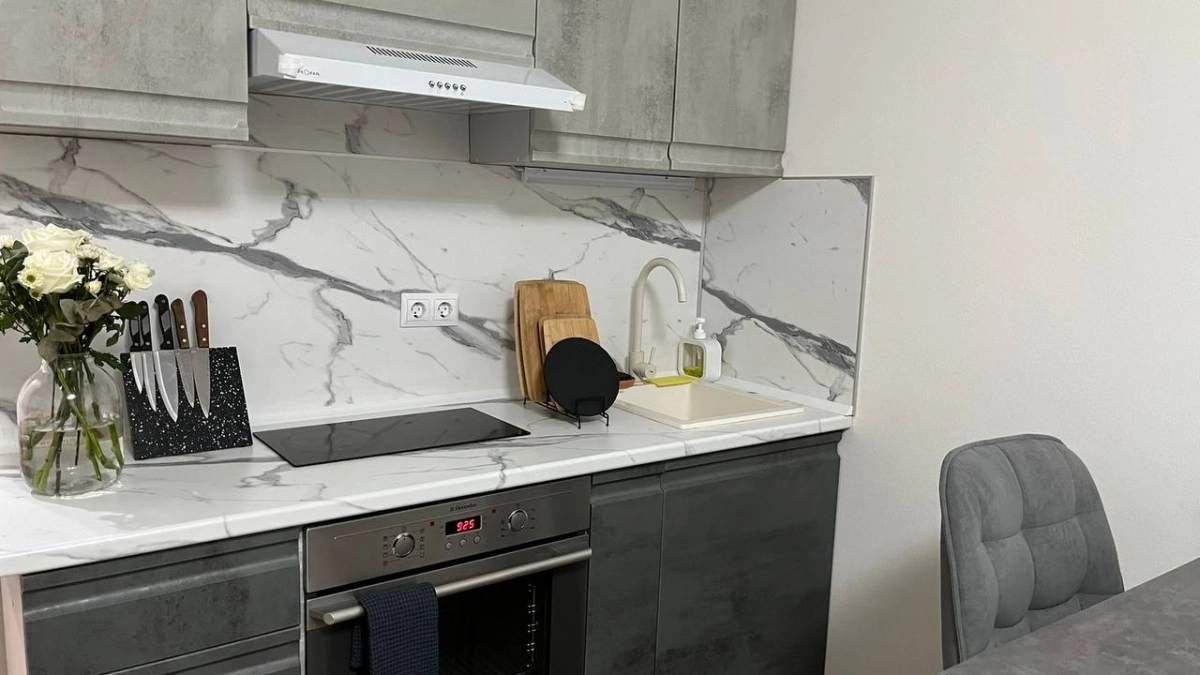 Липкий налет на шкафах удаляется за 5 минут: простой способ вернуть кухне блеск и свежесть без едкой химии