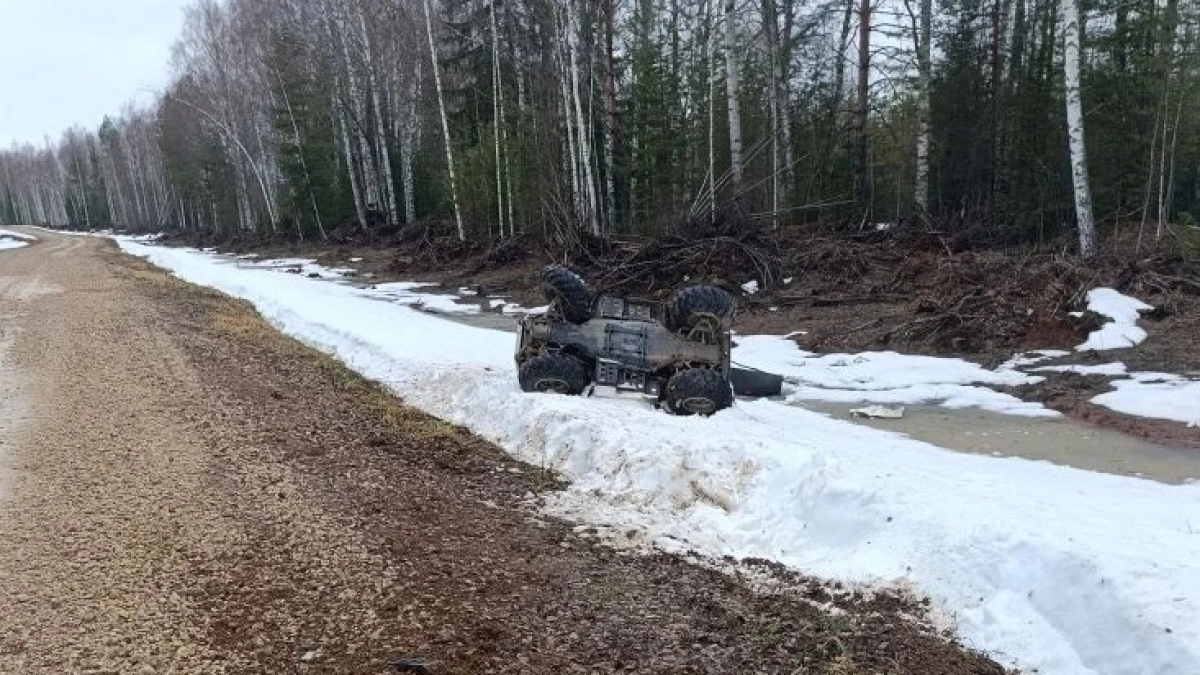На сельской дороге под Кикнуром перевернулся квадроцикл, два человека пострадали