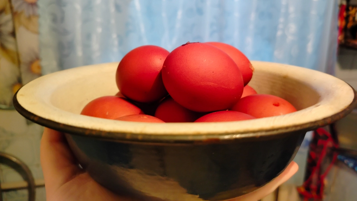 Луковая шелуха больше не нужна: крашу яйца на Пасху одной свеклой — и получаю разные цвета