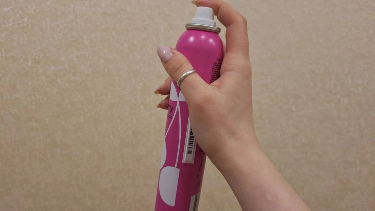 Лак для волос не только для укладки: 8 хитростей - брызгаю на ноги, одежду и молнию