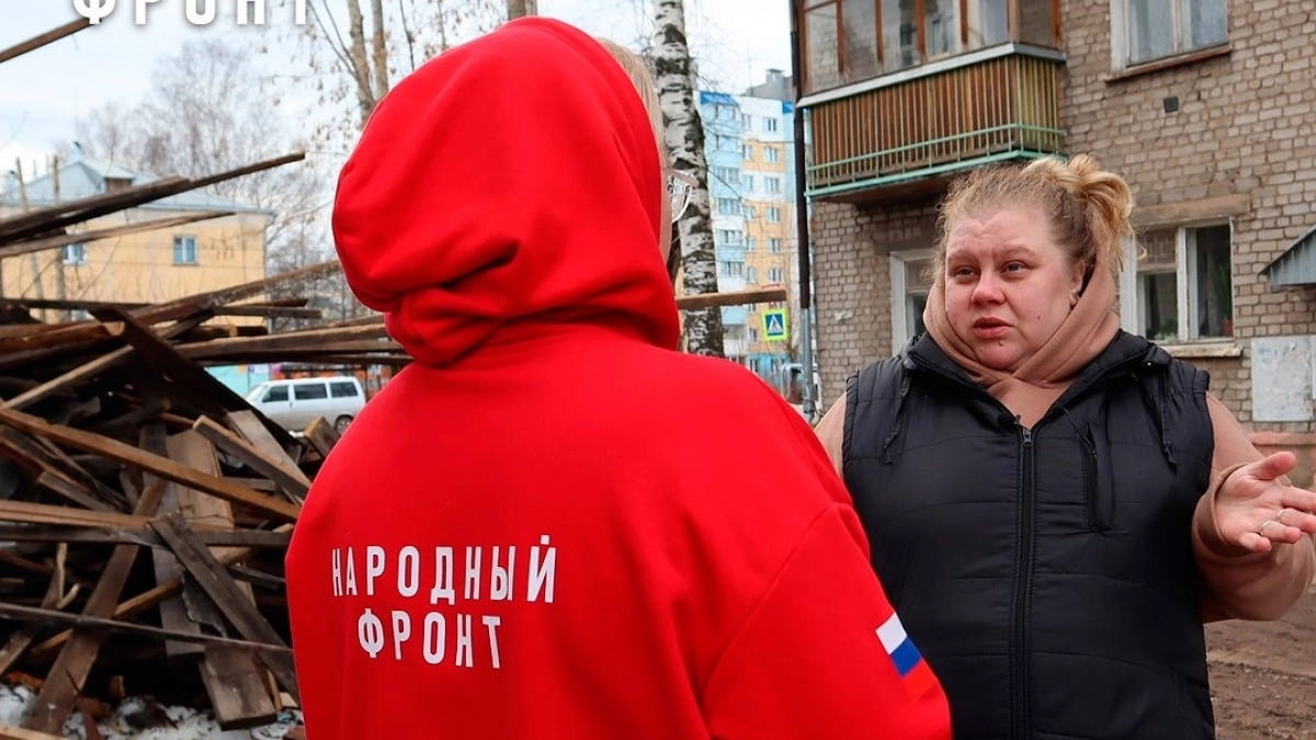 В Кирове люди почти год живут под пленкой вместо крыши