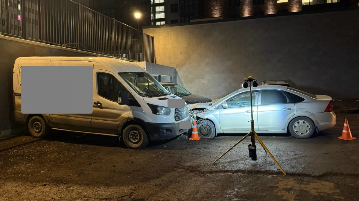 В Кирове обезумевшая на парковке иномарка взяла на таран ограждение и две машины