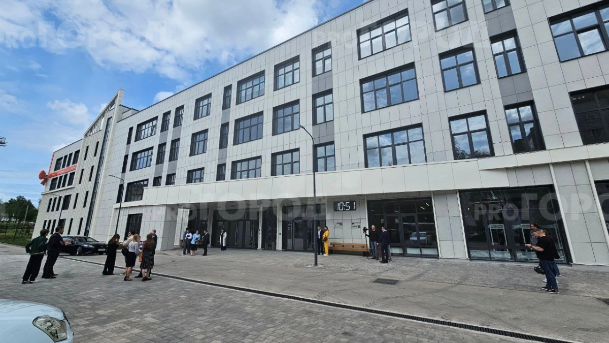 "Более 60 детей не могут попасть в школу по месту жительства!": кировчане просят организовать допместа для первоклассников в ЛИнТехе 