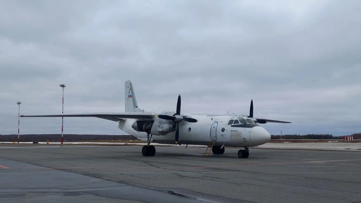 Многоцелевой самолет Ан-26 совершил посадку в кировском аэропорту Победилово