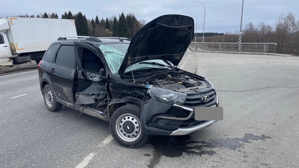 На трассе под Омутнинском женщина за рулем легковушки угодила под фургон