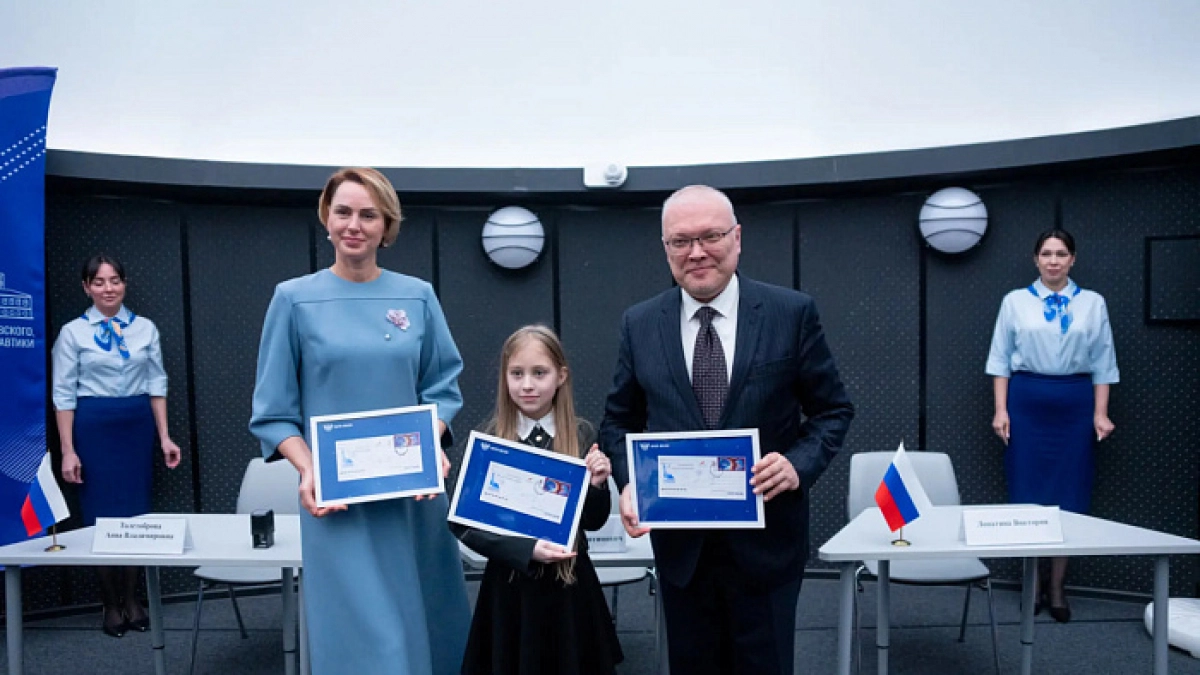 Александр Соколов погасил марку к 65-летию первого полета человека в космос